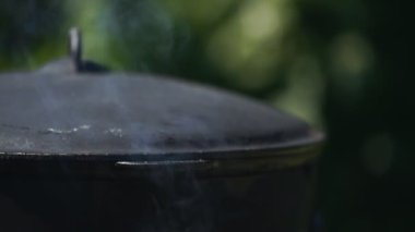 Et Kazan 'da pişirilir. Chorba ya da Plov 'un adım adım pişirilmesi.