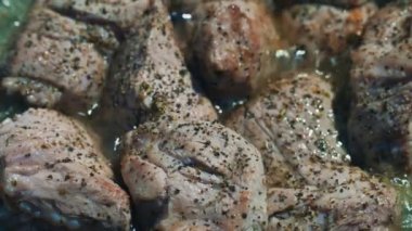 Et Kazan 'da pişirilir. Chorba ya da Plov 'un adım adım pişirilmesi.