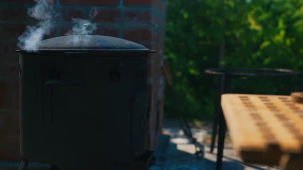 야외에서 철갑으로 요리하는 — 비디오
