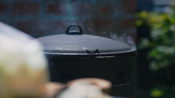 肉是在卡赞煮的 Chorba或Plov的一步步烹调 — 图库视频影像