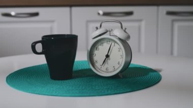 Saat sabahın yedisini gösteriyor..