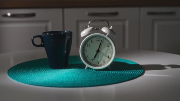 Ρολόι Δείχνει Επτά Πρωί — Αρχείο Βίντεο