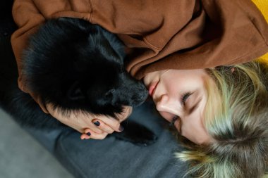 Schipperke köpeği olan genç bir kız..