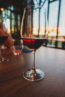 Kırmızı şarap tablodur. Şarap tadım.