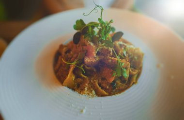 Restoranda parmesanlı İtalyan makarnası..