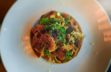 Restoranda parmesanlı İtalyan makarnası..