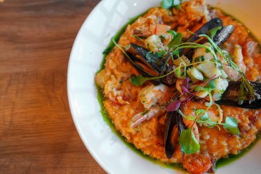 Restoranda deniz mahsullü İtalyan pilavı..