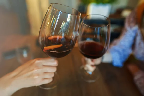 女人会碰杯红葡萄酒 — 图库照片