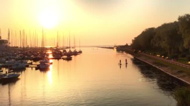 Tallinn 'deki Pirita Nehri' nin ağzında gün batımı.