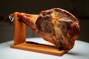 Kurutulmuş İspanyol jambonu. Jamon ahşap bir stantta.