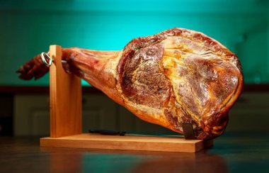 Kurutulmuş İspanyol jambonu. Jamon ahşap bir stantta.