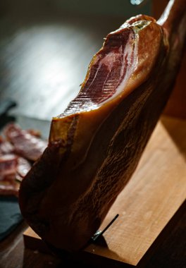 Kurutulmuş İspanyol jambonu. Jamon ahşap bir stantta.