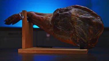 Kurutulmuş İspanyol jambonu. Jamon ahşap bir stantta.
