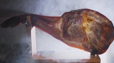Jamon ahşap bir büfede duman içinde.