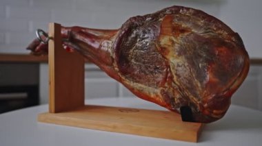 Kurutulmuş İspanyol jambonu. Jamon ahşap bir stantta.