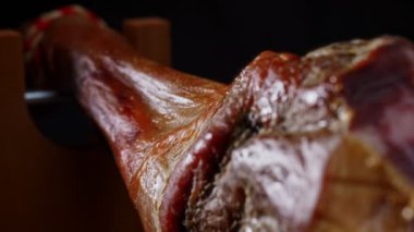 Kurutulmuş İspanyol jambonu. Jamon ahşap bir stantta.