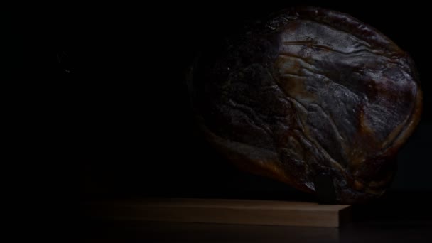 Droge Spaanse Ham Verschijnt Uit Duisternis — Stockvideo