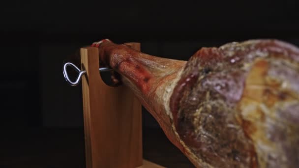 Trockengetrockneter Spanischer Schinken Jamon Auf Einem Holzständer — Stockvideo