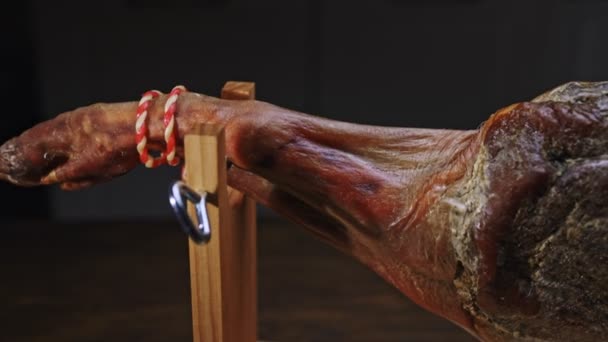 乾燥したスペインのハム 木製の台の上のジャモン — ストック動画