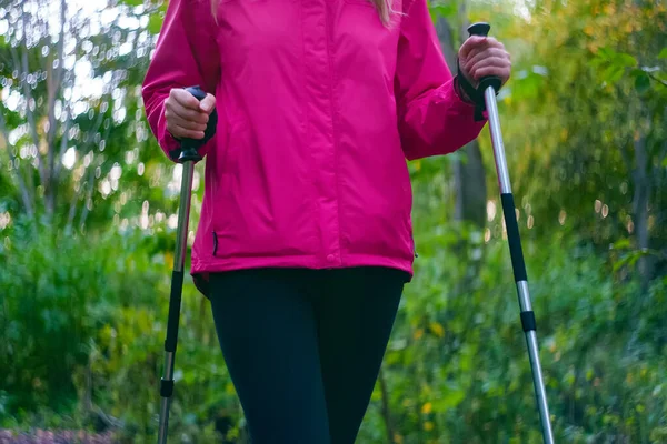 Kobieta Kijami Trekkingowymi Nordic Walking — Zdjęcie stockowe