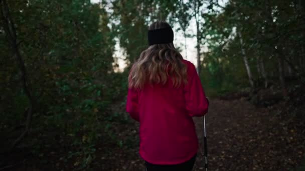 Kvinna Med Trekking Pinnar Stavgång — Stockvideo