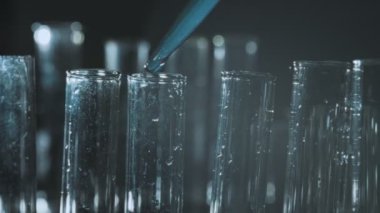 Pipet damlalarından laboratuvar test tüplerine düşür.