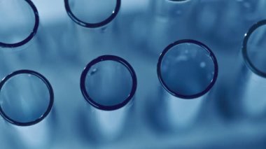 Pipet damlalarından laboratuvar test tüplerine düşür.
