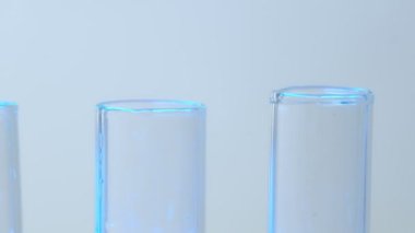 Pipet damlalarından laboratuvar test tüplerine düşür.