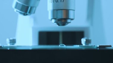 Mikroskop ve kaydırma makro görünümü. Bilim ve Sağlık Teknolojisi.