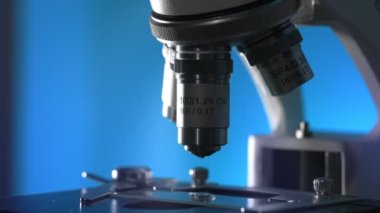 Mikroskop ve kaydırma makro görünümü. Bilim ve Sağlık Teknolojisi.
