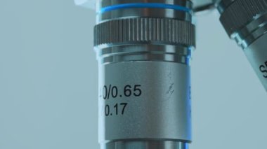 Mikroskobik lenslerin döndürülmesi. Mikroskobun büyütülmesi değiştiriliyor.