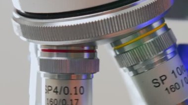 Mikroskobik lenslerin döndürülmesi. Mikroskobun büyütülmesi değiştiriliyor.