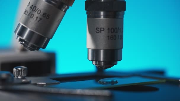 顕微鏡とスライドのマクロビュー 医療技術 — ストック動画