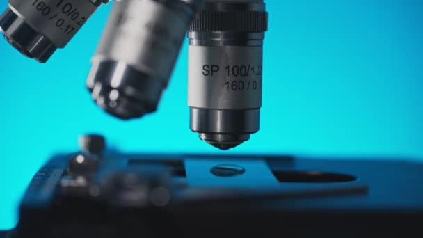 Μακροσκοπική Άποψη Του Μικροσκοπίου Και Διαφάνεια Επιστήμη Και Τεχνολογία Υγείας — Αρχείο Βίντεο