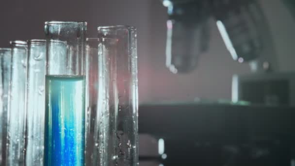 Verser Liquide Dans Des Éprouvettes Laboratoire — Video