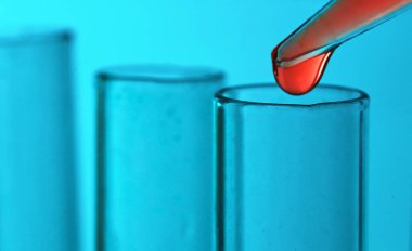 Pipet damlalarından laboratuvar test tüplerine düşür.