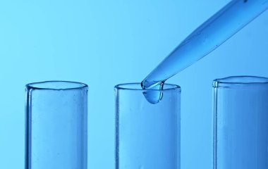 Pipet damlalarından laboratuvar test tüplerine düşür.