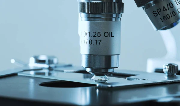 顕微鏡とスライドのマクロビュー 医療技術 — ストック写真