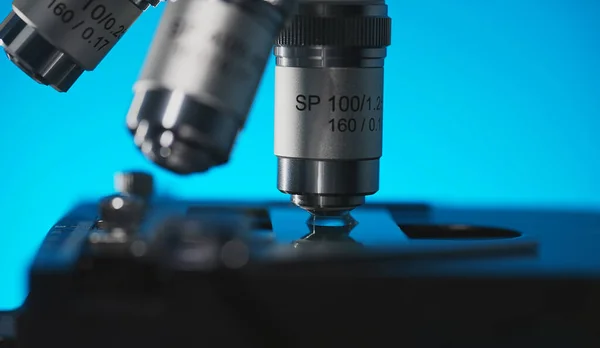 顕微鏡とスライドのマクロビュー 医療技術 — ストック写真