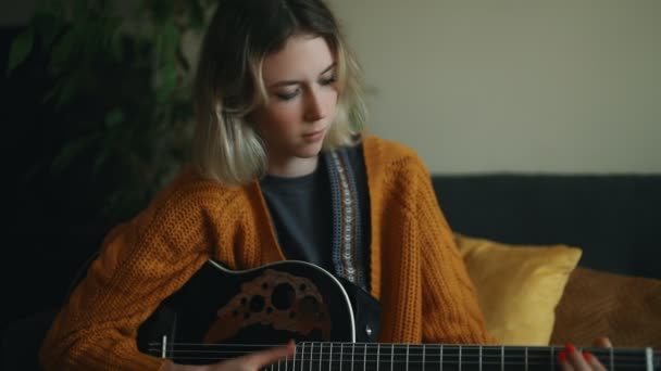 Εφηβικό Κορίτσι Μαθαίνει Παίζει Ακουστική Κιθάρα — Αρχείο Βίντεο
