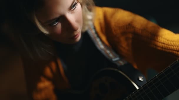 Teenager Mädchen Lernt Akustikgitarre Spielen — Stockvideo