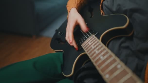 Mädchen Spielt Hause Halb Akustische Gitarre — Stockvideo
