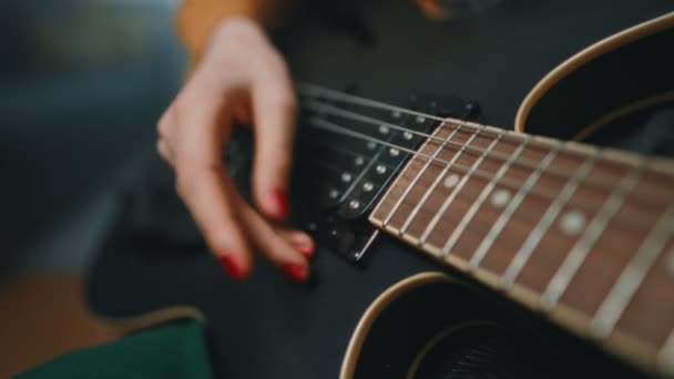 Menina Tocando Guitarra Semi Acústica Casa — Vídeo de Stock