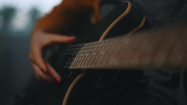 Adolescente Aprendiendo Tocar Guitarra Semi Acústica — Vídeos de Stock