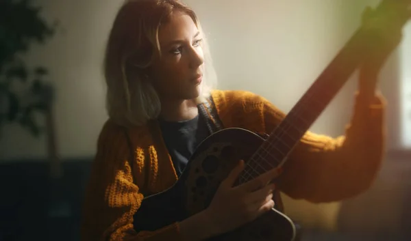 Nastolatka Uczy Się Grać Gitarze Akustycznej — Zdjęcie stockowe