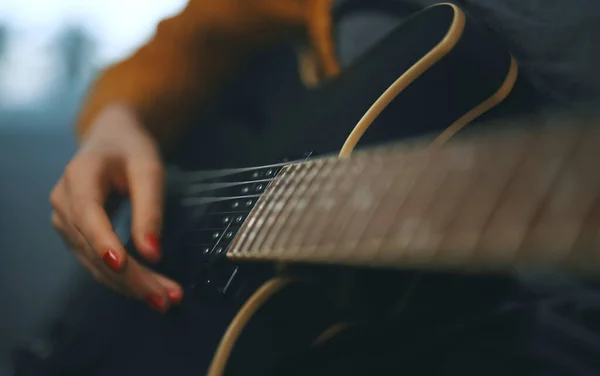 Menina Tocando Guitarra Semi Acústica Casa — Fotografia de Stock