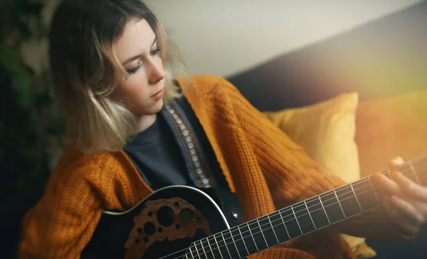 Teenage Dívka Učí Hrát Akustickou Kytaru — Stock fotografie