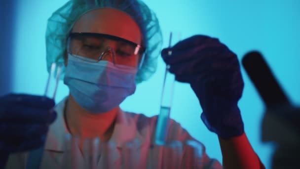 Kvinnlig Forskare Som Arbetar Med Provrör Labb — Stockvideo