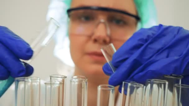 Vrouwelijke Wetenschapper Werkt Met Reageerbuizen Het Lab — Stockvideo