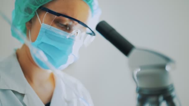 Cientista Máscara Médica Trabalhando Com Microscópio Laboratório — Vídeo de Stock